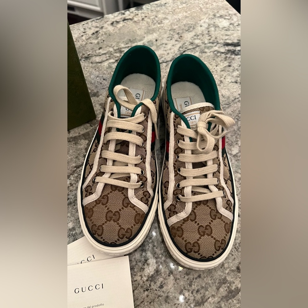 Gucci tennis shoe beige/white/ivory size 38